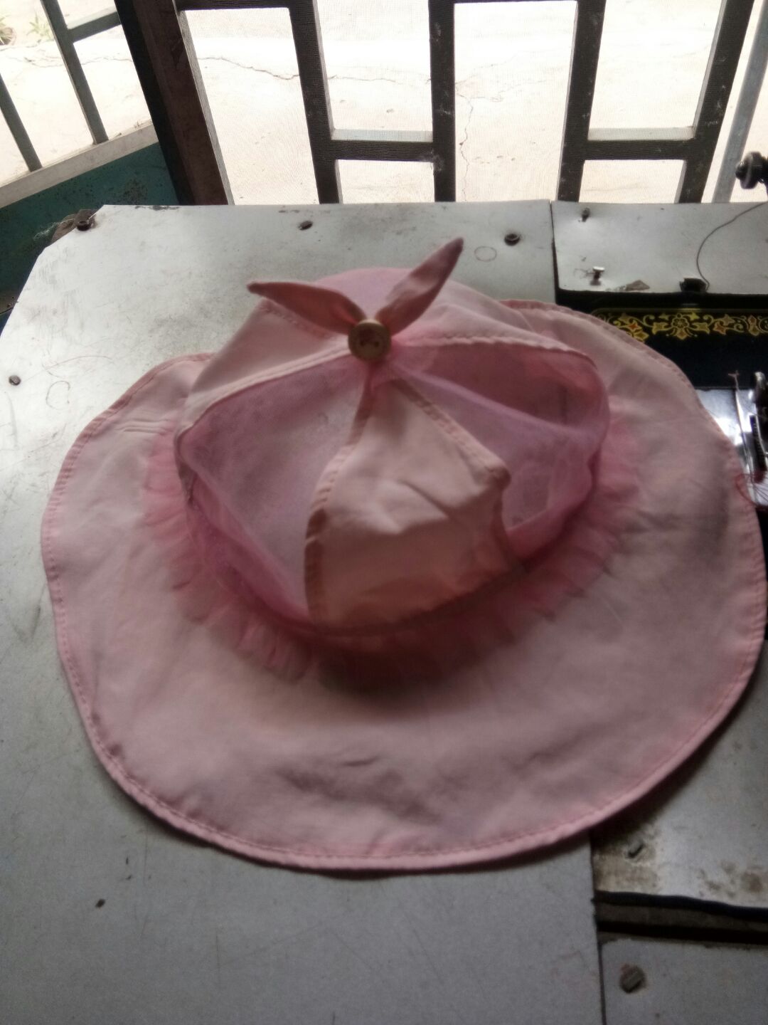 这是一款适合幼儿夏日戴的帽子,帽顶加了硬纱,手残党一枚,应该很容易看明白 这是一款适合幼儿夏日戴的帽子,帽顶加了硬纱,手残党一枚,应该很容易看明白